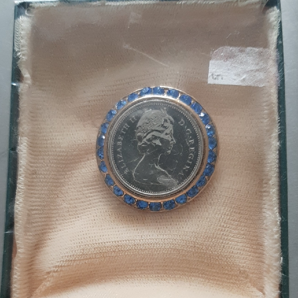 VINTAGE New Old Stock QUEEN ELIZABETH Blue and Silver 25 cent Coin Brooch - Picture 2 of 5